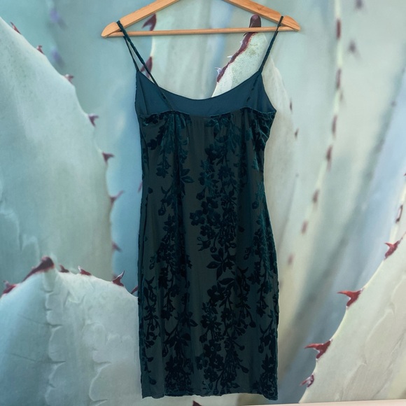 Windsor Velvet floral dark green dress - Picture 3 of 9